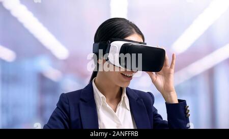 Heureux office worker wearing casque de réalité virtuelle, l'avenir de l'innovation, gadget Banque D'Images