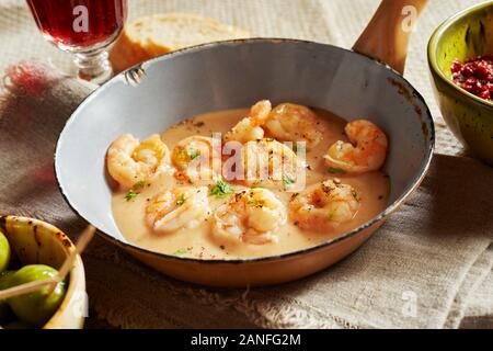 Les homards langoustines en sauce crème-fromage ou servi dans une sauce sahne kase une vieille petite casserole sur lin serviette dans un restaurant de style rustique ou country house Banque D'Images