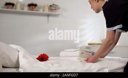 Emploi jeunes prenant , loin de blanchisserie, nettoyage de chambre d'hôtel pour les clients Banque D'Images