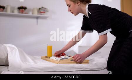 Petit-déjeuner au lit faire femme au foyer, commande de repas en chambre d'hôtel, un service de qualité Banque D'Images