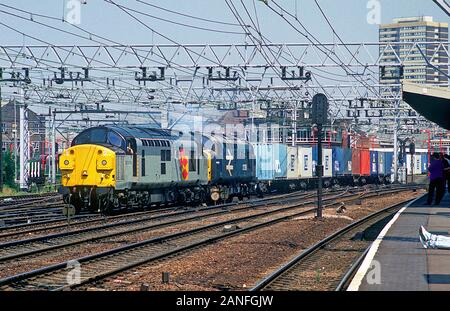 Une paire de locomotives diesel de la classe 37 et les numéros 37079 37358 à la tête d'un double bien chargé freightliner à Stratford dans l'Est de Londres. Banque D'Images