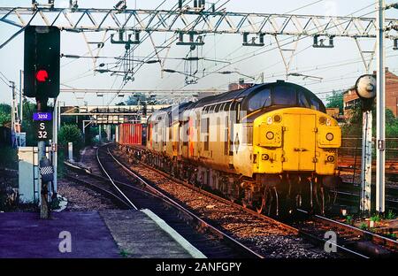 Une paire de locomotives diesel de la classe 37 et les numéros 37055 37218 rubrique double un freightliner à Stratford dans l'Est de Londres. Banque D'Images