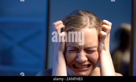 Teenage girl clutching head en souffrance de panique Troubles mentaux Troubles affectifs Banque D'Images