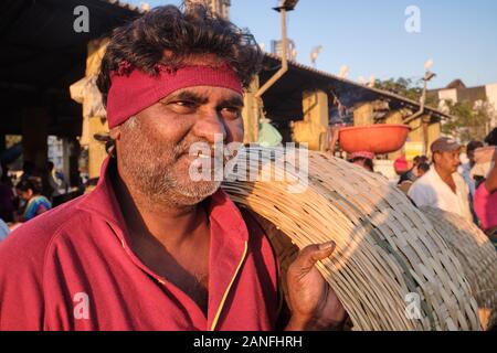 Un vendeur de poisson à Sassoon Docks, à Colaba, Mumbai, Inde, un matin tôt pour acheter du poisson aux pêcheurs qui viennent de rentrer d'un voyage de pêche Banque D'Images