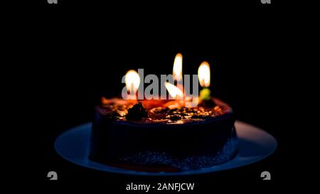 Burnt Out candles on b-day cake, l'éphémère de la vie, concept fond noir Banque D'Images