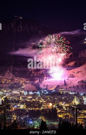 Kitzbühel : centre-ville de Kitzbühel Hahnenkamm ski de montagne, ski, cours d'artifice pour la nouvelle année à Kitzbühel, Tirol, Tyrol, Autriche Banque D'Images