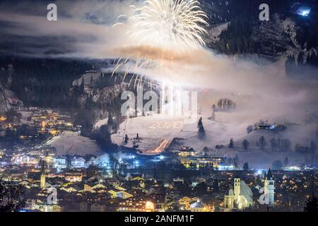 Kitzbühel : centre-ville de Kitzbühel Hahnenkamm ski de montagne, ski, cours d'artifice pour la nouvelle année à Kitzbühel, Tirol, Tyrol, Autriche Banque D'Images