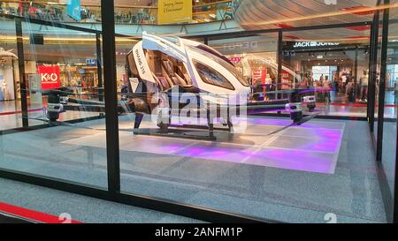 Vue de côté de l'extérieur eHang 216 véhicule de l'air autonome, une co-entreprise Étude de concept de la FACC et eHang, sur l'affichage à un centre commercial en Autriche Banque D'Images