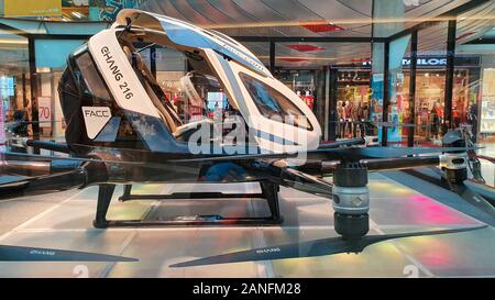 Vue de côté de l'extérieur eHang 216 véhicule de l'air autonome, une co-entreprise Étude de concept de la FACC et eHang, sur l'affichage à un centre commercial en Autriche Banque D'Images