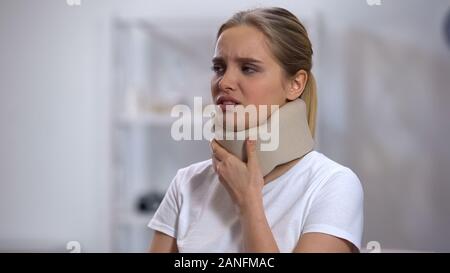 Fille de collier cervical mousse de toucher le cou, souffrant de douleurs, récupération Banque D'Images