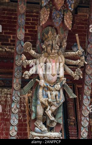 Les déesses tantrique armés au temple de Changu Narayan dans la vallée de Katmandou, Népal Banque D'Images