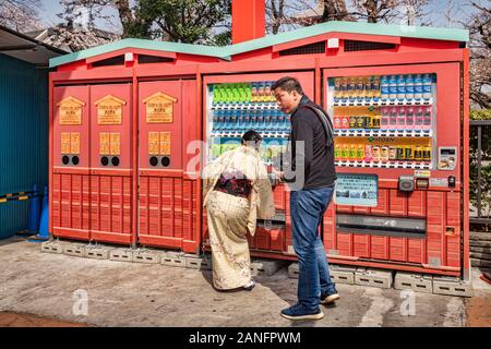 25 mars 2019 - Tokyo, Japon - Boissons chaudes et froides distributeurs automatiques et les bacs de recyclage au Temple Bouddhiste Senso-ji à Asakusa, Tokyo, Japon. Banque D'Images