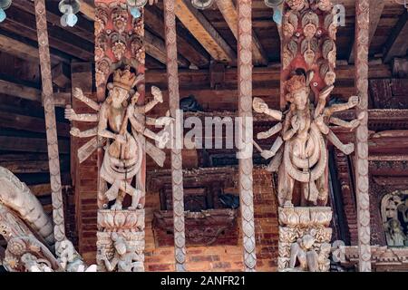 Les déesses tantrique armés au temple de Changu Narayan dans la vallée de Katmandou, Népal Banque D'Images