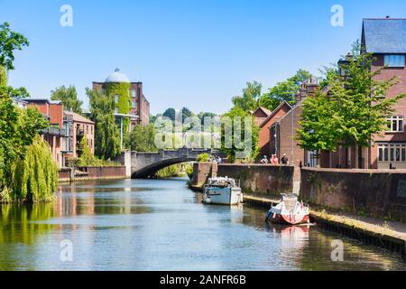 29 Juin 2019 : Norwich, Norfolk, UK - Touristes marcher à côté de la rivière Wensum sur une journée ensoleillée. Banque D'Images