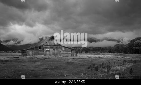 T.A. Moulton Barn avec chaîne Teton dans les nuages, noir et blanc Banque D'Images