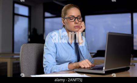 Épuisé femme aux yeux clos reposant dans office, le manque de sommeil de vie occupé Banque D'Images