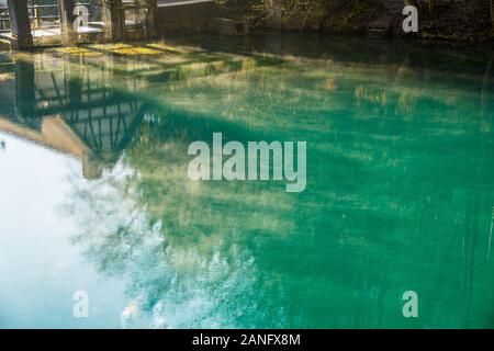 L'Allemagne, l'hiver tôt le matin, le brouillard en mouvement sur la surface de l'eau pot bleu ou de l'allemand blautopf de blaubeuren forêt, un brillant bleu source naturelle dans des s Banque D'Images