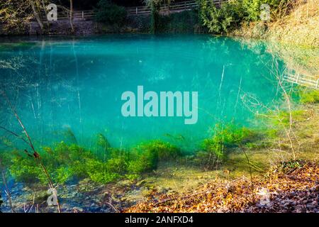 L'Allemagne, célèbre attraction touristique de pot bleu ou de l'allemand blautopf de blaubeuren forêt, un brillant bleu source naturelle dans la lumière du soleil chaude Banque D'Images