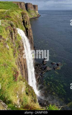 Mealt Falls & Kilt Rock, près de Oban sur la côte Trotternish, île de Skye, Écosse Banque D'Images