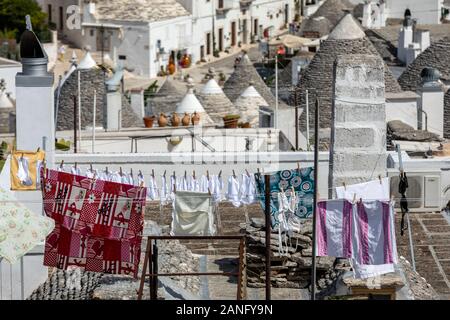 Le séchage sur la blanchisserie toits en pierre d'une maisons Trulli à Alberobello, dans les Pouilles, Italie Banque D'Images