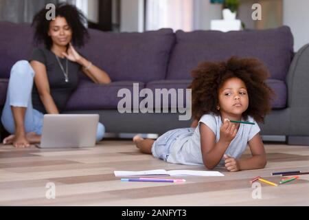 Petite fille peinture pensée photo sur accueil marbre Banque D'Images