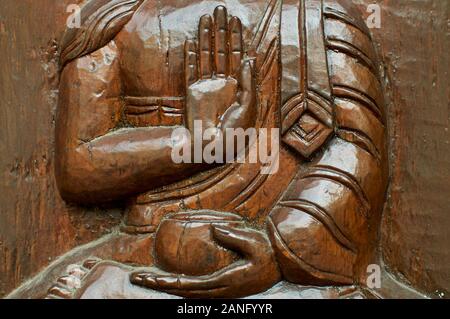 Gros plan d'une main de Bouddha bouddhiste position (appelée Mudras) magnifiquement sculpté dans le bois. Situé à la Pagode de la paix népalais à Brisbane, Banque du Sud Banque D'Images
