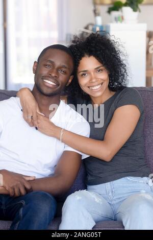 Portrait of happy young couple hugging noir table à Banque D'Images