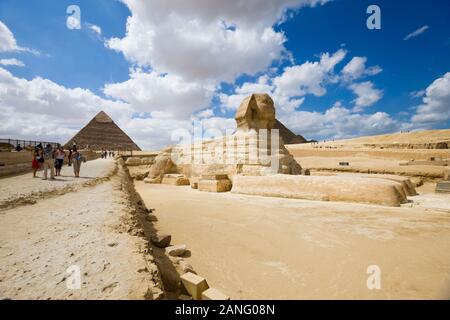 Grandes pyramides du Sphinx et du Khafre, dans le désert de sable, gizeh, le caire, Egypte, Afrique du Nord, Afrique Banque D'Images