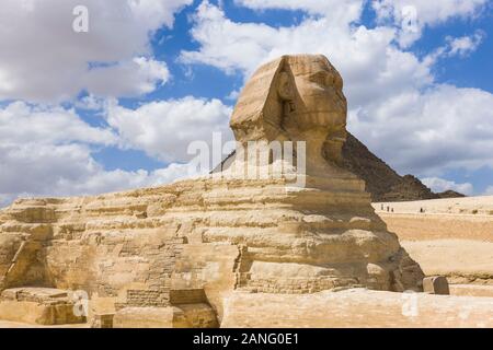 Grand Sphinx et Grande Pyramide Khufu, Pyramide de Khufu, dans le désert sablonneux, giza, le caire, Egypte, Afrique du Nord, Afrique Banque D'Images
