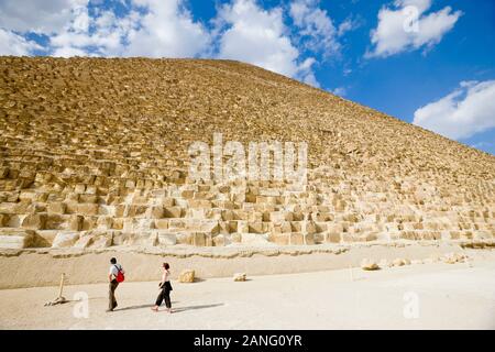 Grande Pyramide de Giza, aussi Pyramide de Khuf, grandes pyramides, dans le désert sablonneux, giza, le caire, Egypte, Afrique du Nord, Afrique Banque D'Images