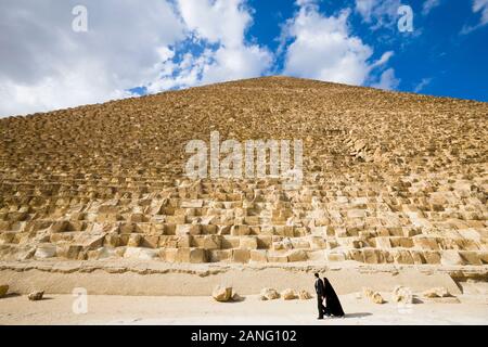 Grande Pyramide de Giza, aussi Pyramide de Khuf, grandes pyramides, dans le désert sablonneux, giza, le caire, Egypte, Afrique du Nord, Afrique Banque D'Images