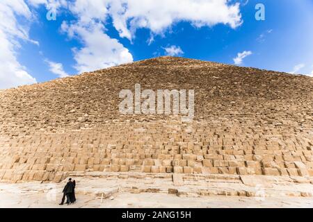 Grande Pyramide de Giza, aussi Pyramide de Khuf, grandes pyramides, dans le désert sablonneux, giza, le caire, Egypte, Afrique du Nord, Afrique Banque D'Images