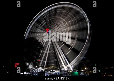 Brisbane, Queensland, Australie - 11 décembre 2019 : une longue exposition de la Roue de Brisbane (également connu sous le nom de l'œil de Brisbane) de nuit situé dans Southba Banque D'Images