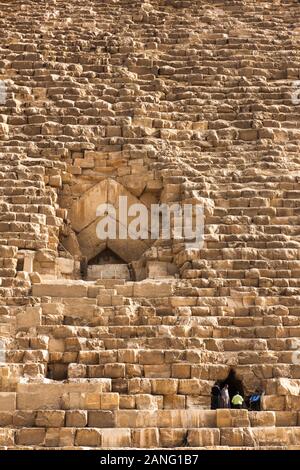 Grande Pyramide de Giza, aussi Pyramide de Khuf, grandes pyramides, dans le désert sablonneux, giza, le caire, Egypte, Afrique du Nord, Afrique Banque D'Images