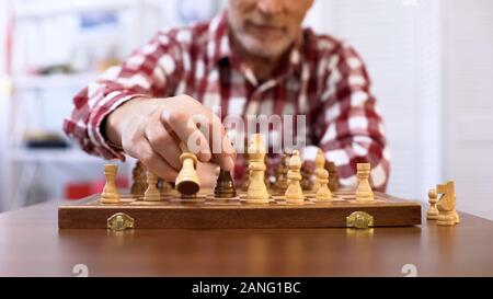 Les cadres supérieurs représentant la formation pour les échecs de la concurrence, du développement des stratégies, checkmate Banque D'Images