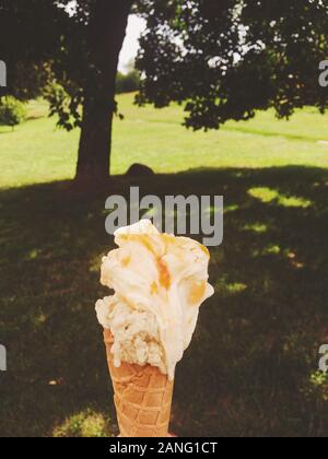 Gelato, délicieux et des produits laitiers biologiques concept - Recette de crème glacée fondre l'extérieur en été, des aliments doux de dessert en vacances Banque D'Images