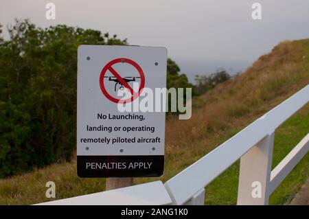 Close up photo d'un No-Drone le lancement de panneau d'avertissement situé dans le célèbre phare de Byron Bay en Australie Banque D'Images