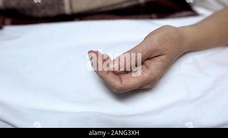 Main de femme âgée de près, la réhabilitation après l'opération, la récupération Banque D'Images