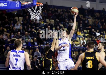 (200117) -- SARAJEVO, le 17 janvier 2020 (Xinhua) -- Branislav Dekic (3e R) d'espars pousses durant la série 16 d'ABA 2 Match de championnat entre les espars Sarajevo de la Bosnie-Herzégovine et de la Croatie Split, à Sarajevo, Bosnie-Herzégovine (BiH) le 16 janvier 2020. (Photo de Nedim Grabovica/Xinhua) Banque D'Images