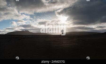 La silhouette d'une image de l'homme marche sur la dune de sable au Te Henga (Bethells beach) West Auckland Banque D'Images