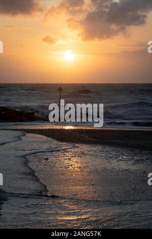 Coucher de soleil sur la mer, Tywyn (Towyn), au Pays de Galles Banque D'Images