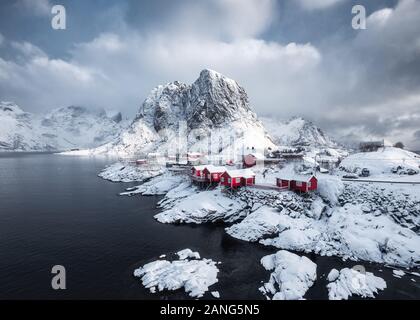 Snowy Hamnoy village de pêcheurs avec des montagnes sur les îles Lofoten en hiver à la Norvège Banque D'Images
