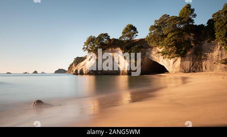 Cathedral Cove au lever du soleil, Coromandel, île du Nord, Nouvelle-Zélande Banque D'Images