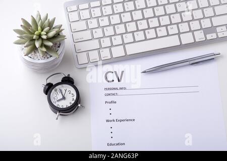 CV avec stylo, clavier de l'ordinateur et de l'horloge sur blanc 24 Banque D'Images