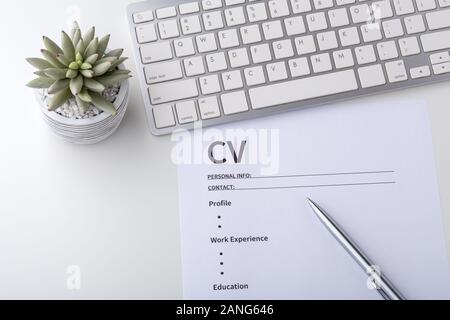 CV avec plume et clavier de l'ordinateur sur le tableau blanc Banque D'Images