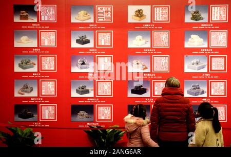 Zhengzhou, Chine, province de Henan. 16 janvier, 2020. Les visiteurs voir un affichage lors d'une exposition de l'empereur Qianlong à Zhengzhou, province du Henan en Chine centrale, le 16 janvier 2020. Une exposition présentant les reliques culturelles de l'empereur Qianlong a débuté à Zhengzhou le jeudi. Un crédit : Li/Xinhua/Alamy Live News Banque D'Images