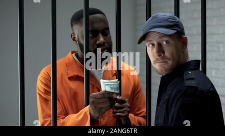 Black gangster emprisonné pour donner de l'argent, la corruption d'un gardien de prison en prison, l'argent comptant Banque D'Images