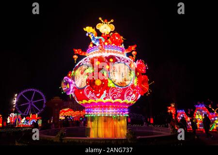 Shanghai, Chine, la province de Shandong. 16 janvier, 2020. Les installations de l'éclairage pendant une lanterne de vœux juste la prochaine fête du printemps, ou le Nouvel An Chinois, dans la ville de Weifang, province de Shandong, Chine orientale, le 16 janvier 2020. Credit : Wang Jilin/Xinhua/Alamy Live News Banque D'Images