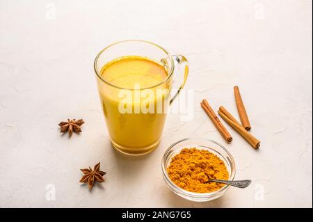 Tasse de thé chai masala indien traditionnel avec des ingrédients ci-dessus over white background texture Banque D'Images