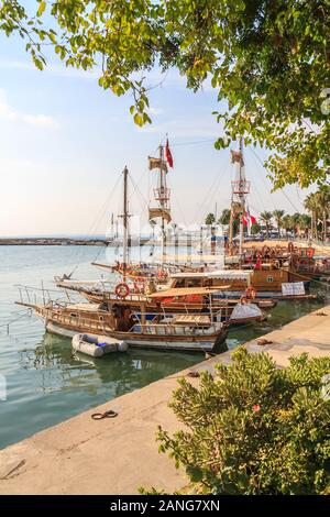 Side, Turquie - 9 septembre 2011 : bateaux traditionnels turcs dans le port. La ville est une destination touristique populat.